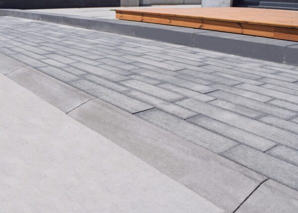 infrastruktura najazdovy obrubnik sivy obrubnik najazdovy